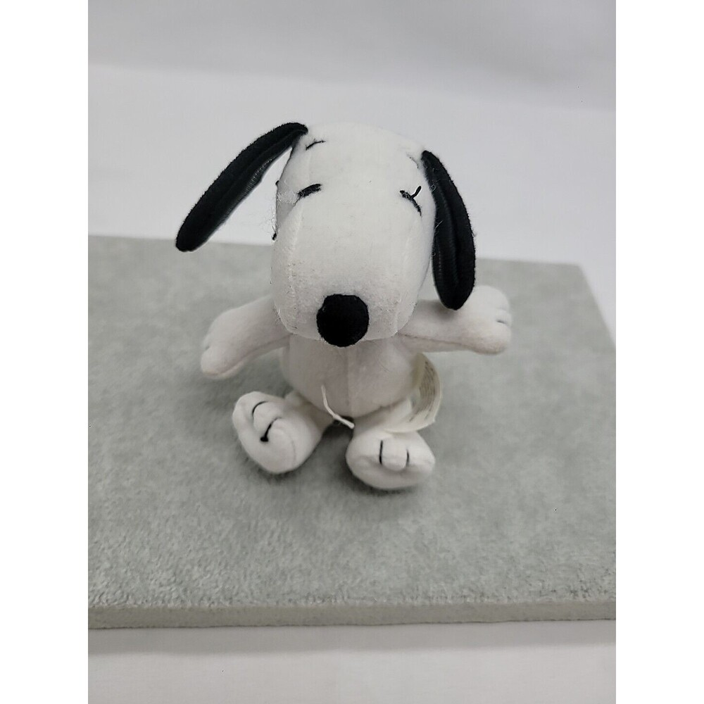 Wendy's International Kid Meal Snoopy 1994 - 4” Tall, Peanuts Gang